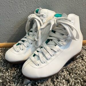 Youth size 1 figure skates